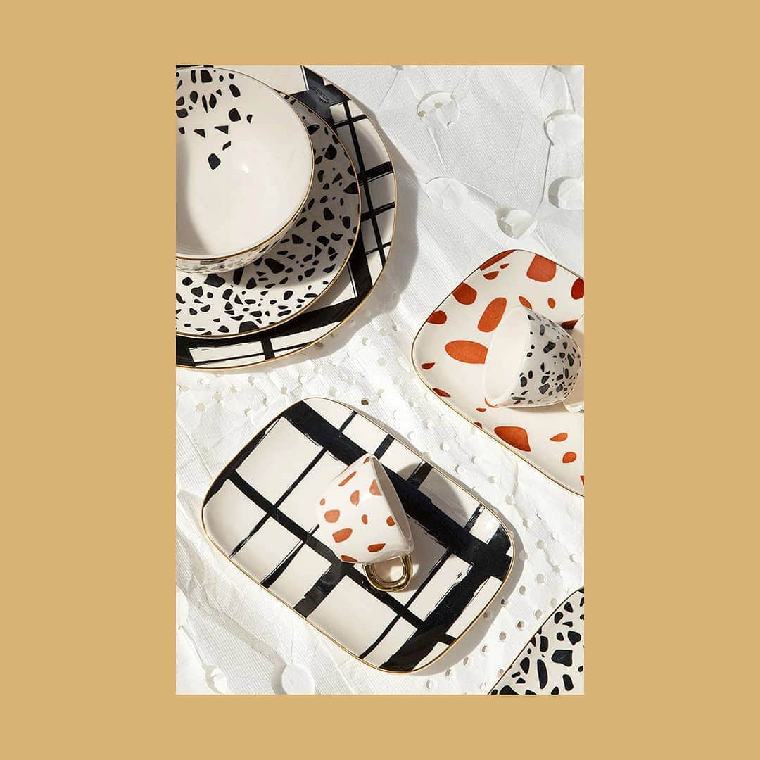 ベンシモンのインスタグラム：「Kyork et Terrazzo ❤️ ​Les deux nouvelles vaisselles en céramique illustrées à la main, que nous vous avions présenté en story et que vous allez enfin pouvoir découvrir dans nos boutiques dès demain !  Pssst, nos ventes privées sur notre sélection mode seront aussi disponibles en boutique 😉 ​Nous avons hâte de vous accueillir pour vous présenter nos nouveautés et vous conseiller pour vos idées cadeaux 🛍 ​#bensimon #mode #bensimondecoration #deco #design #maisonbensimon #decoration #home #homedecor」