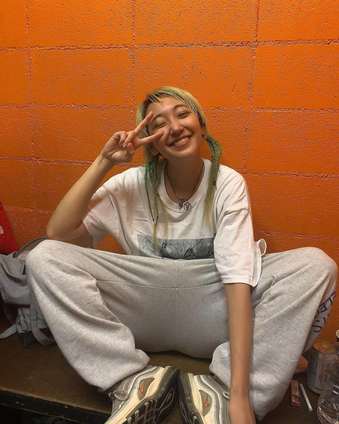 あっこのインスタグラム：「ずっとソロの曲ができなくてLIVEもできなくて魂の便秘がヤバかった今日うんこでたって顔💩💩💩LIVEが大好きだ、ミラーボールのしたが大好きだ！よわよわゴリちゃん雑魚メンタルで胸張って余裕で生きていきます👊💕みんな本当にありがとううんち！」