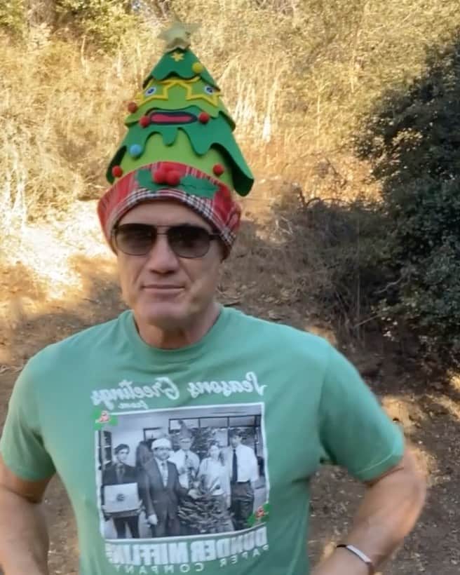 ドルフ・ラングレンのインスタグラム：「Seasons greetings 🎄」