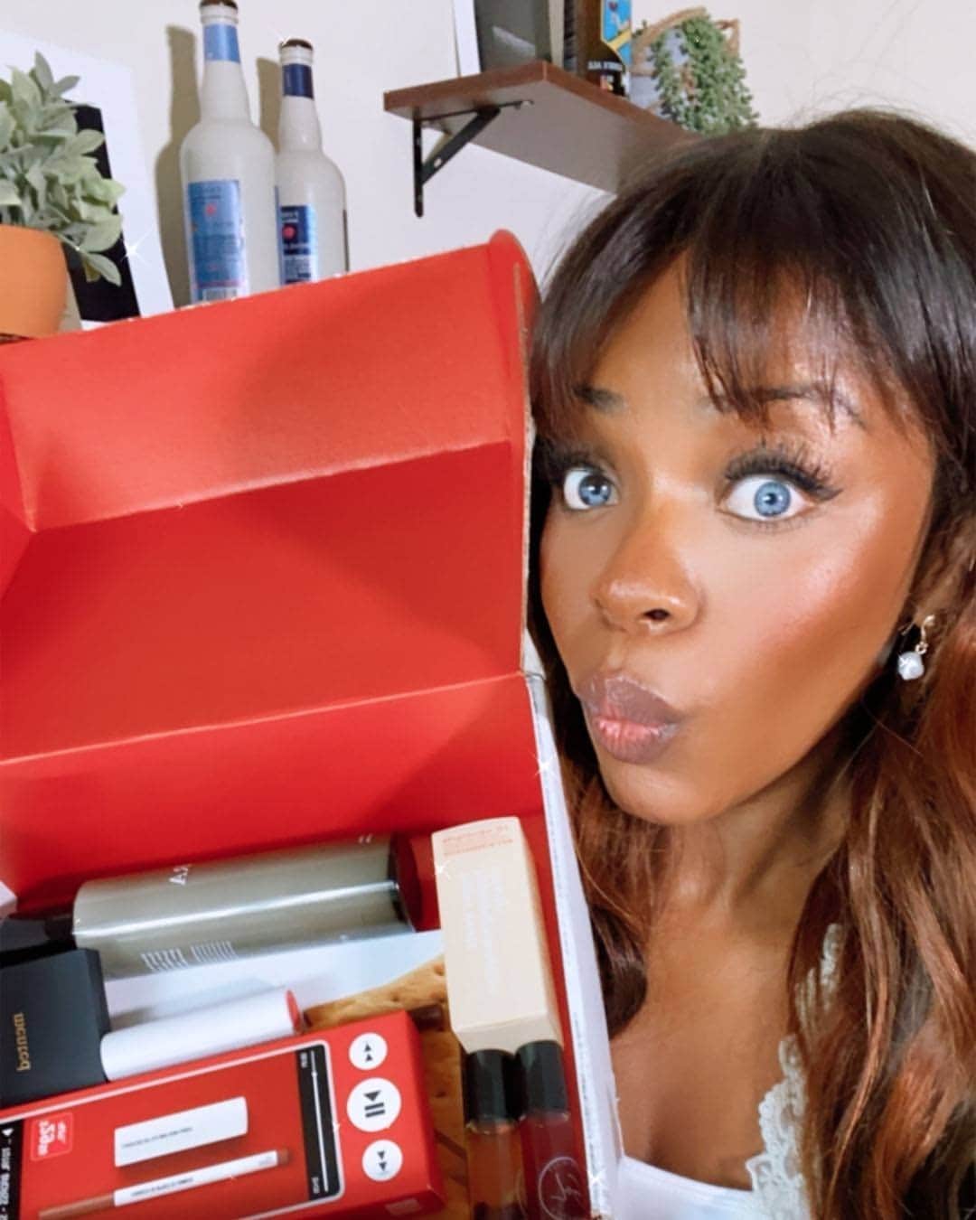 YouTubeさんのインスタグラム写真 - (YouTubeInstagram)「Head to our Story to see the fabulous @cydbee unbox some amazing beauty products from @mentedcosmetics, @gethyperskin, @uomabeauty, and @beautybakeriemakeup for #BlackOwnedFriday, and then make sure to share who you’re shopping with below!👇」11月28日 3時20分 - youtube