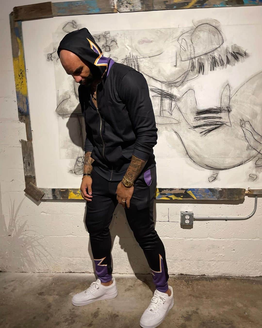 カルロス・ブーザーのインスタグラム：「The Choices We Make Today Lay The Foundation For Our Tomorrow... Choose Wisely... 👕: @activedreamers 🖼: @jennyperezart 📷: @anishka________ #HOLDAT」