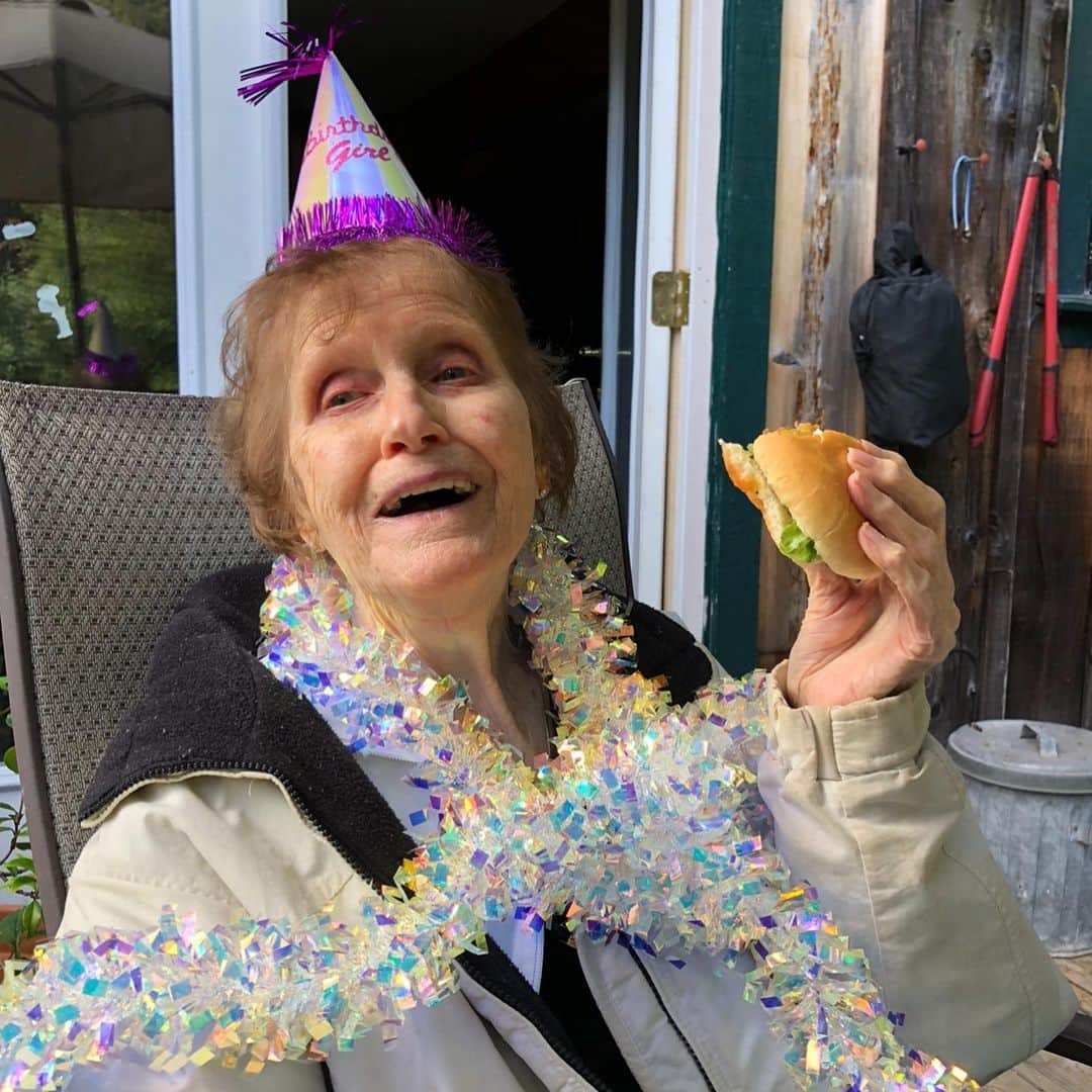 Snorri Sturlusonのインスタグラム：「It’s that time of year again! CALLING ALL CARDS! 📡💌📬 My grandma is now 95 years young and home bound. This year has been particularly hard and more isolating than ever before. I also work in healthcare and have not been able to visit due to risk of covid. She absolutely LOVES Christmas cards. If anyone wants to send her some 2020 joy, DM me for the address. Same address as last year if you have sent her one before!」