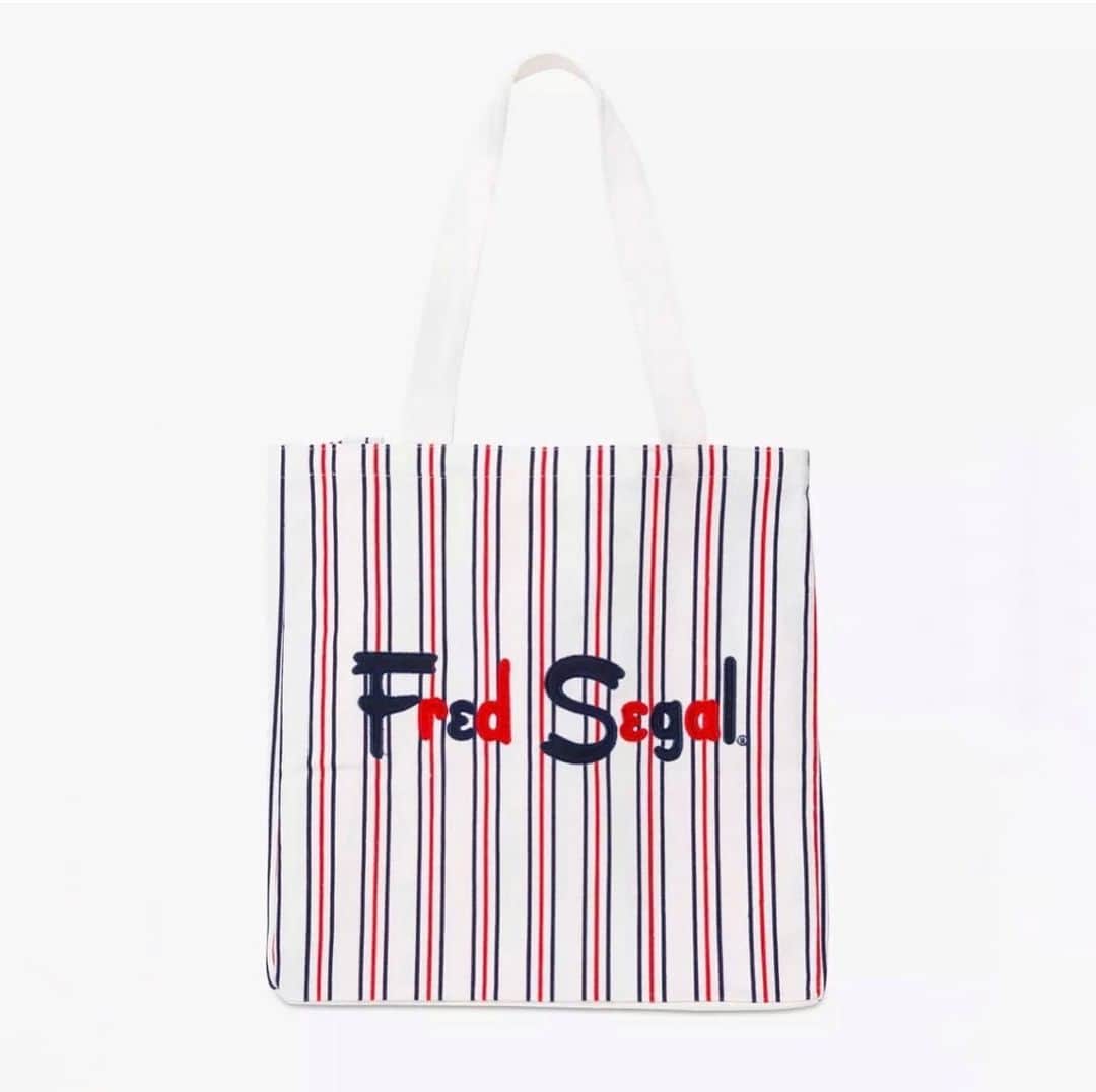 Fred Segalさんのインスタグラム写真 - (Fred SegalInstagram)「Our gifts to you 🎁  Every $250+ purchase now through Monday comes with our best-selling mini fragrance kit and our embroidered striped tote bag. ($65 value)  Head over to FredSegal.com where we make your holiday shopping a little easier with our curated gift guides 😘  #giftguide #theblend #theblendkittheblend #fragrancekit #freegiftwithpurchase #giftwithpurchase #giftwithlove #holidayshopping #fredsegal」11月28日 3時30分 - fredsegal