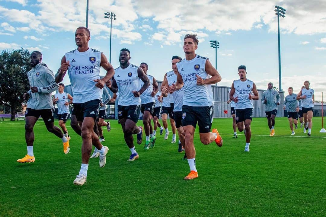 ナニさんのインスタグラム写真 - (ナニInstagram)「The troops are united! 💪🏾😈🏰 #Lions #VamosOrlando #training #OrlandoCity」11月28日 3時32分 - luisnani