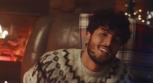Vevoさんのインスタグラム写真 - (VevoInstagram)「@SebastianYatra and the Latino gang are getting ready for the holiday season✨ Hit this playlist for a wonderful selection of festive Latin songs and vids🎅 ⠀⠀⠀⠀⠀⠀⠀⠀⠀ ▶️[Link in bio] #sebastianyatra #santaclausiscomintotown」11月28日 3時34分 - vevo