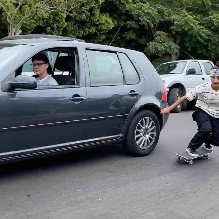 マライア・デュランのインスタグラム：「Flashback: “Before you head out, tow me in” 😂 @meowskateboards  🚙🚙🚙: @vanessatorres  🎥: @christiana.means」