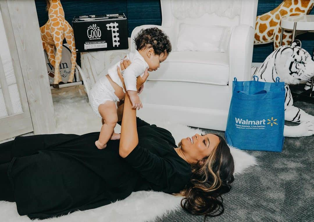 シアラさんのインスタグラム写真 - (シアラInstagram)「Tis the season to always be thankful! You guys know how much our family has been loving @allgooddiapers because they are dedicated to giving back to those in need all year round. For every box purchased from @Walmart, a day's worth of diapers is donated to a family in need and they've just hit 2 million diapers donated! Give your baby the super soft and absorbent diaper they need and give a family in need some love this holiday season with #AllGoodDiapers 🖤 What’s your favorite holiday memory with your baby? Tag @allgooddiapers and comment down below! #AllGoodPartner」11月28日 3時39分 - ciara