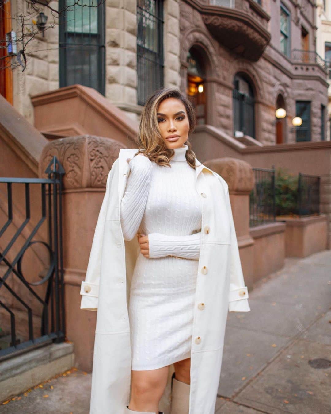 ダフネ・ジョイのインスタグラム：「Cuddle Szn 🤍@fashionnova has me ready with the best winter items 🤍 fashionnovapartner」