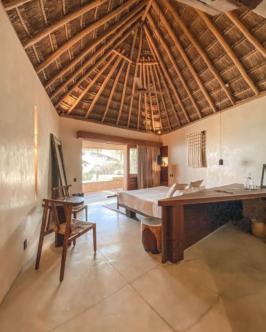 Earth Picsさんのインスタグラム写真 - (Earth PicsInstagram)「READ: So I found this hidden gem @maxanab_tulum hotel in tulum and I have to post a review because I travel a lot and when a hotel has the type of service that really wows me I have to share it with you! This hotel is a smaller boutique hotel in tulum, I loved that it’s not a party vibe. It was super chill, everyone who works there went out of their way to make sure I was satisfied at all times, they’re always happy and smiling and always making sure I was enjoying my time there. The food was outstanding, I woke up everyday looking forward to eating breakfast at their restaurant and even had dinner there our of personal choice,  keep in mind that tulum has 100s of restaurants. The rooms are super comfortable, complete privacy and the blackout curtains were just perfect 👌🏼, also their huevos rancheros 🙌🏼🙌🏼. Beach front property, next to all the best restaurants in Tulum.」11月28日 3時49分 - earthpix