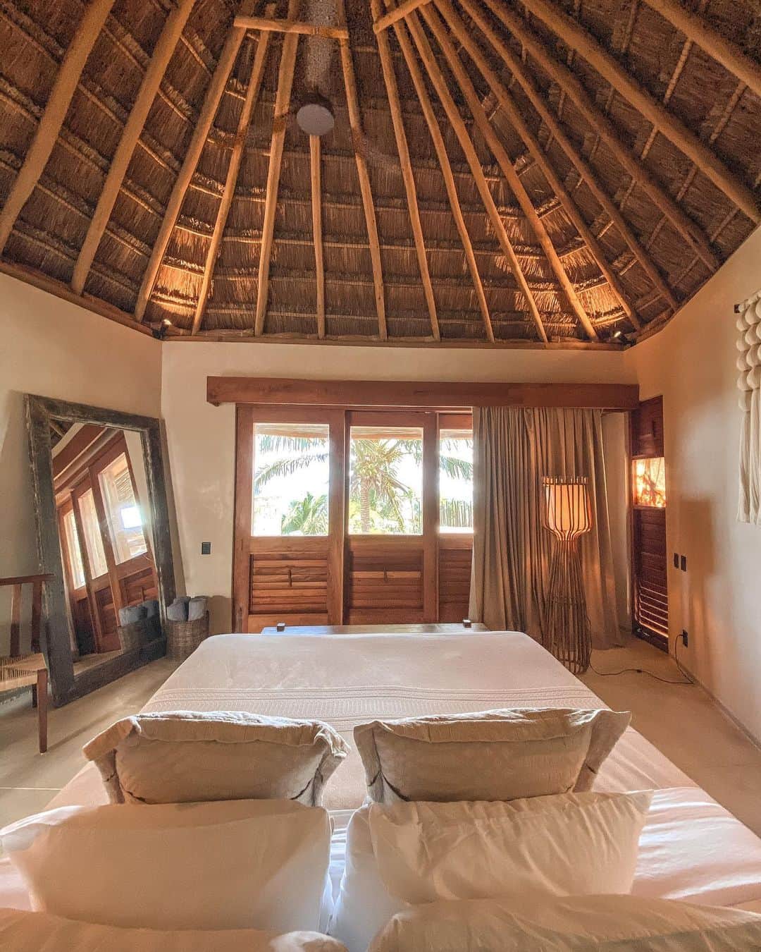 Earth Picsさんのインスタグラム写真 - (Earth PicsInstagram)「READ: So I found this hidden gem @maxanab_tulum hotel in tulum and I have to post a review because I travel a lot and when a hotel has the type of service that really wows me I have to share it with you! This hotel is a smaller boutique hotel in tulum, I loved that it’s not a party vibe. It was super chill, everyone who works there went out of their way to make sure I was satisfied at all times, they’re always happy and smiling and always making sure I was enjoying my time there. The food was outstanding, I woke up everyday looking forward to eating breakfast at their restaurant and even had dinner there our of personal choice,  keep in mind that tulum has 100s of restaurants. The rooms are super comfortable, complete privacy and the blackout curtains were just perfect 👌🏼, also their huevos rancheros 🙌🏼🙌🏼. Beach front property, next to all the best restaurants in Tulum.」11月28日 3時49分 - earthpix