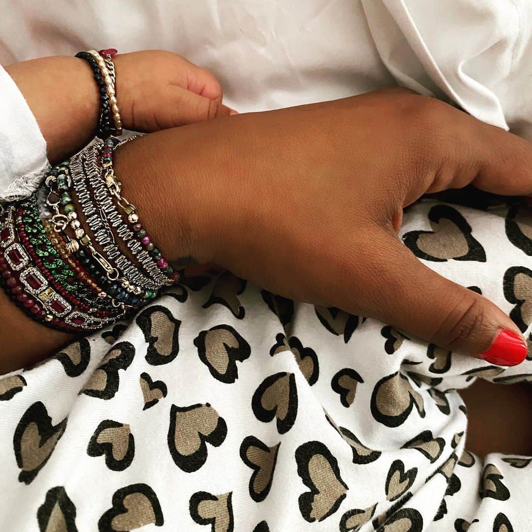 ケリスのインスタグラム：「It's funny , I have been a boy mom for so long and I was completely content with super hero's , weapons and war games . I would have been thrilled to have another baby boy . But now that she's here , I looked down at her little hand on mine and I realized I had been preparing for her my whole life . Having a girl is somehow totally different. And don't get me wrong , we will still have super hero's , weapons and war games with baby G too . But we will do it wearing diamonds , rubies and pearls !!!!!! Happy freedom Friday guys !!!! ❤️」