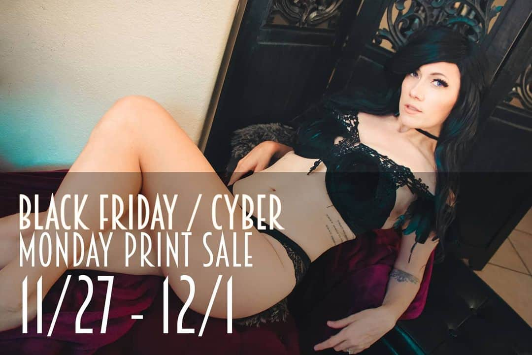 リンジー・エリースのインスタグラム：「Happy Black Friday! Im stoked to announce that my print store is open this weekend for the first (and only) time this year! Ive got a new website (with more accurate shipping costs YAY) and have added 30 new cosplay prints. Open through Cyber Monday 🥰 Check it out at lindsayelyse.com if you're interested!」