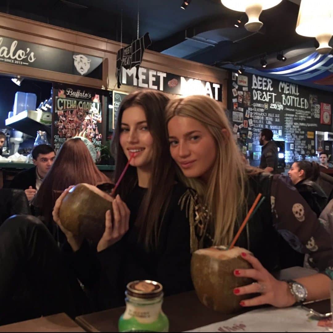 ヴァレリー・カウフマンのインスタグラム：「С днём рождения сестричка @yanina_kiss 🧚🏻🎂🥂оставайся всегда такой же жизнеростной,счастливой  люблю тебя до Луны и обратно ,спасибо что ты есть🥳 Очень люблю и скучаю❤️❤️❤️」
