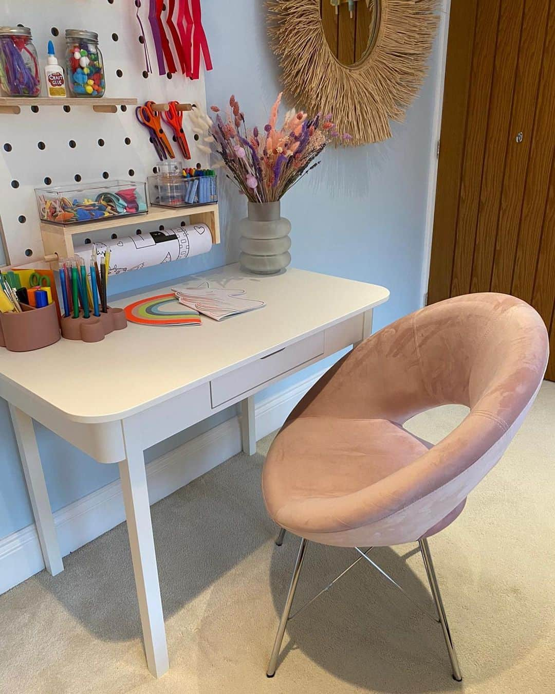 ビリー・フェアーズさんのインスタグラム写真 - (ビリー・フェアーズInstagram)「Sneak peak of Nelly’s new room 🙊😍 how gorgeous is this pink velvet chair from @theshabbystore💗 They have have 25% off their entire site over cyber weekend but be quick whilst stock lasts, offer ends on Monday! #ad #TheShabbyStore」11月28日 4時10分 - billieshepherdofficial