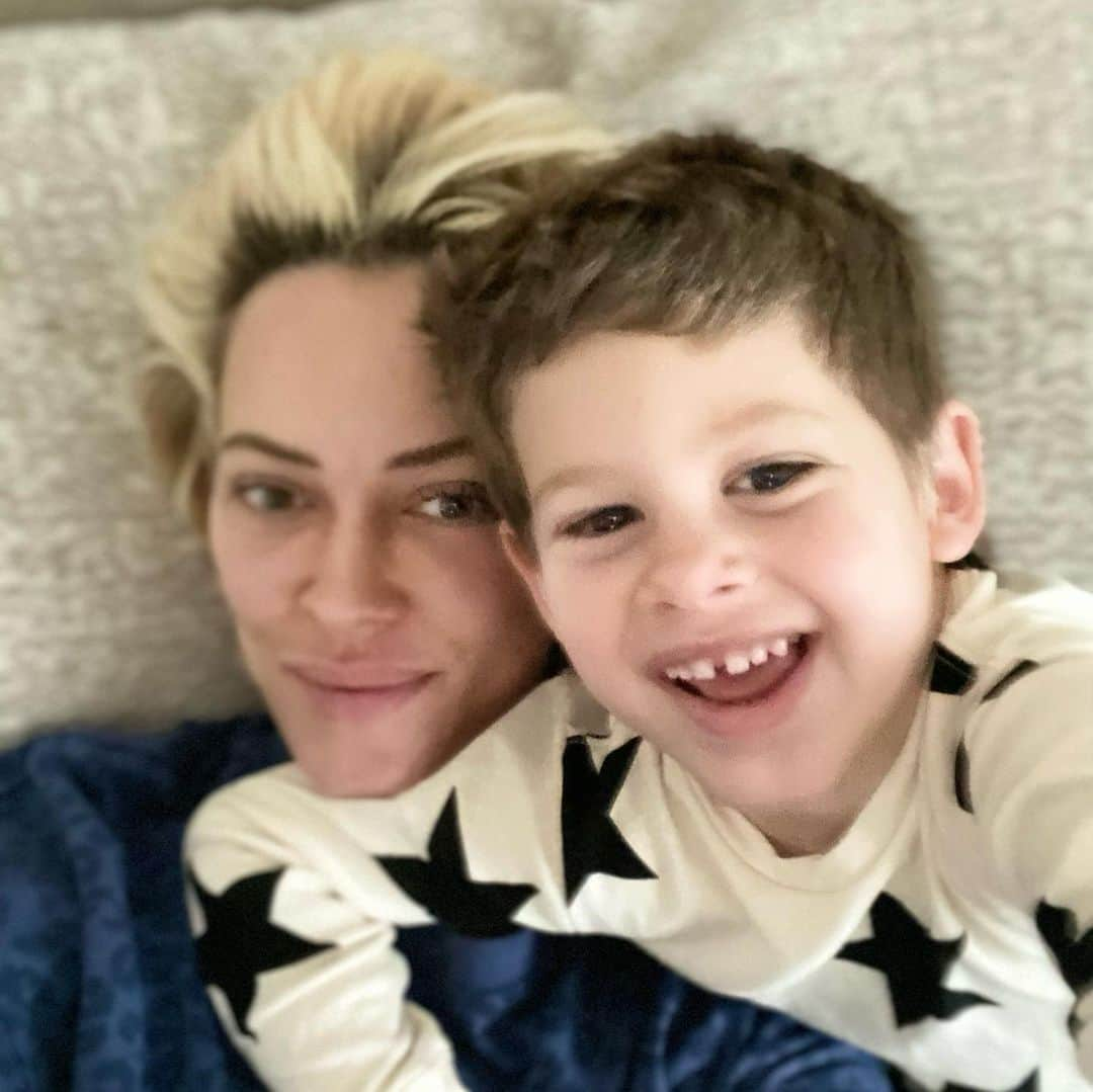 Peta Murgatroydさんのインスタグラム写真 - (Peta MurgatroydInstagram)「#thankful for the abundance of love and joy these two always bring me.   Also, Shai woke up at 7.45am ..so...Mumma slept in!!!!!!!! Win win for everyone 😎 How was your Thanksgiving everyone?? XO」11月28日 4時03分 - petamurgatroyd