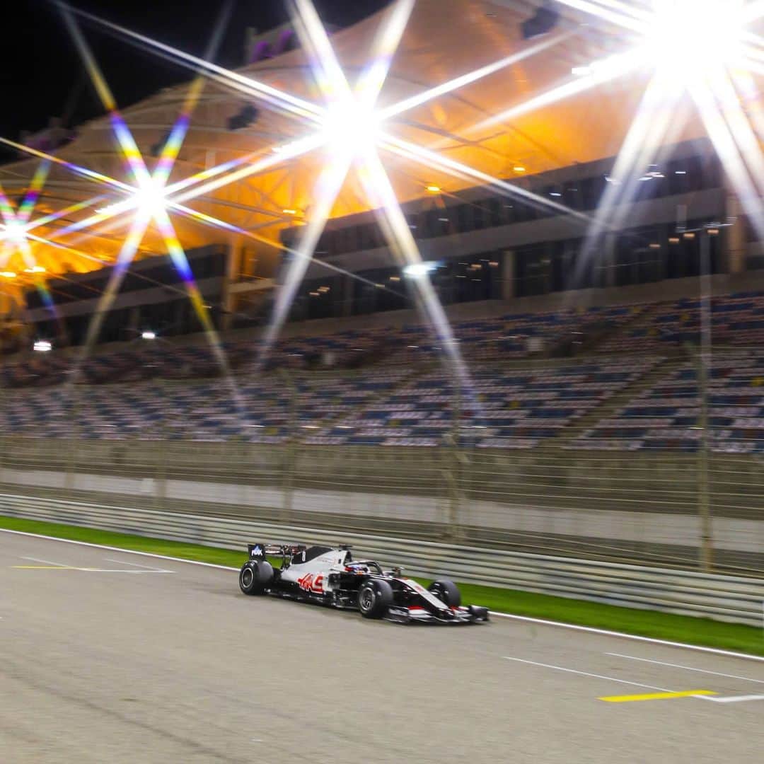 ロマン・グロージャンのインスタグラム：「Are you more night or day? 🌉 🌁 #r8g #bahraingp」