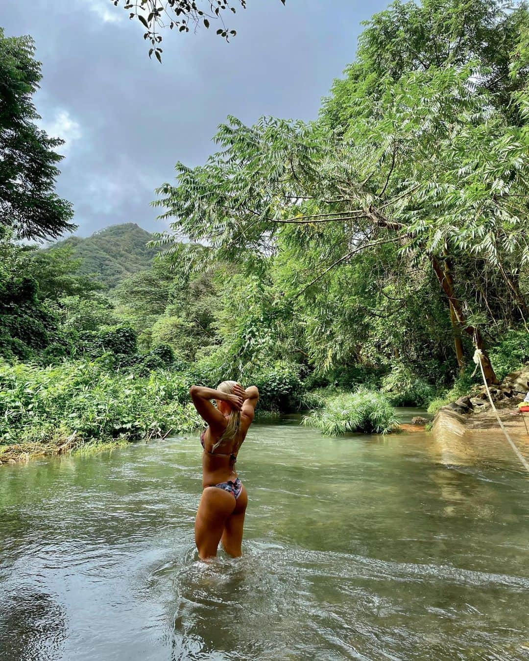 タティアナ・ウェストン・ウェブのインスタグラム：「🌴🤍 Happy days com @juliamuniz 🥰」