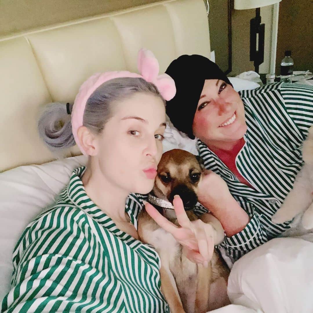 ケリー・オズボーンのインスタグラム：「Holidays are always hard for me whether it’s because of “normal family Bullshit” or the wave of resentment I sometimes get because I lost my drinking privileges (I was just to good at it 😉) With the corona virus 🦠 on the rise again it not being  safe to be with all our loved ones this year. I followed the rules got tested and tried something different... The BEAUTIFUL women next to me is @gretabarlowclawson she has cancer (that she will beat)... we checked into a hotel. Ordered room service. Stayed in bed watching movies all day!!! It was the best thanksgiving EVER!!!!! I am filled with soooo much love and gratitude for this women I could explode.  How did you spend your thanksgiving?」