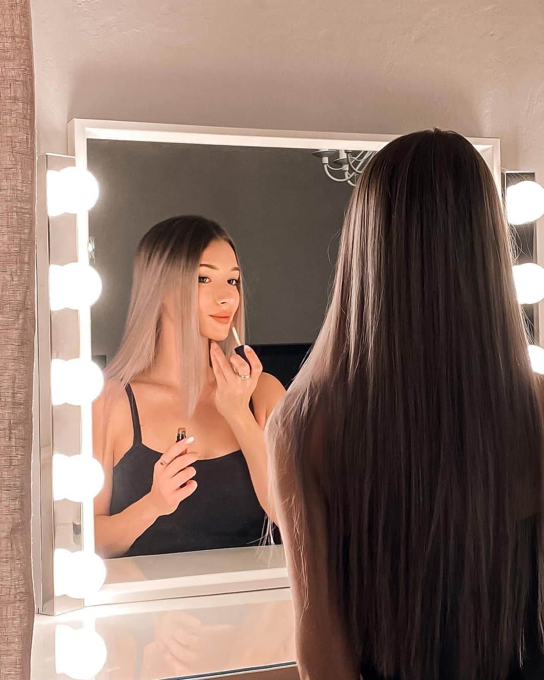 アガタ・クリゲルのインスタグラム：「Hope you had a fabulous Friday! 😇 #polishgirl #polskadziewczyna #makeup #blonde #mirrorselfie #friday #me #selfie」