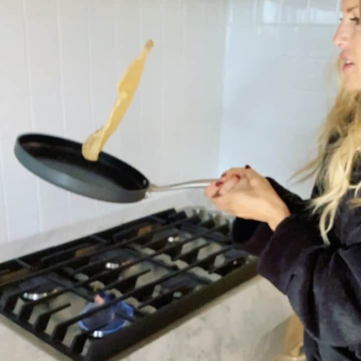 レイチェル・ゾーのインスタグラム：「Early morning after thanksgiving  they dared #chef #mommy to make a crepe and flip it ..#nailedit 👩‍🍳 XoRZ」