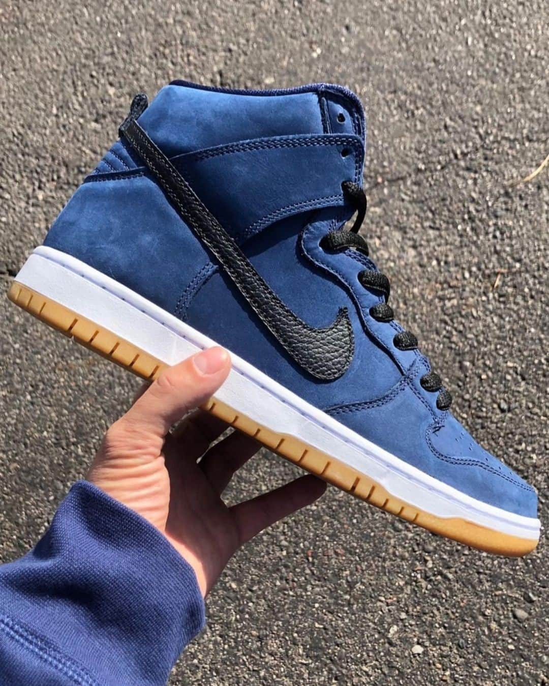Sneaker Newsさんのインスタグラム写真 - (Sneaker NewsInstagram)「Nike SB's Orange Label continues to deliver the no-frills approach to colorways. As part of the latest Obsidian Pack, this Dunk High with a black Swoosh and gum sole harkens back to the earliest days of SB when Dunk colorways were subdued. These are hitting skateshops only soon. Hit the link in our bio for more details.」11月28日 4時30分 - sneakernews