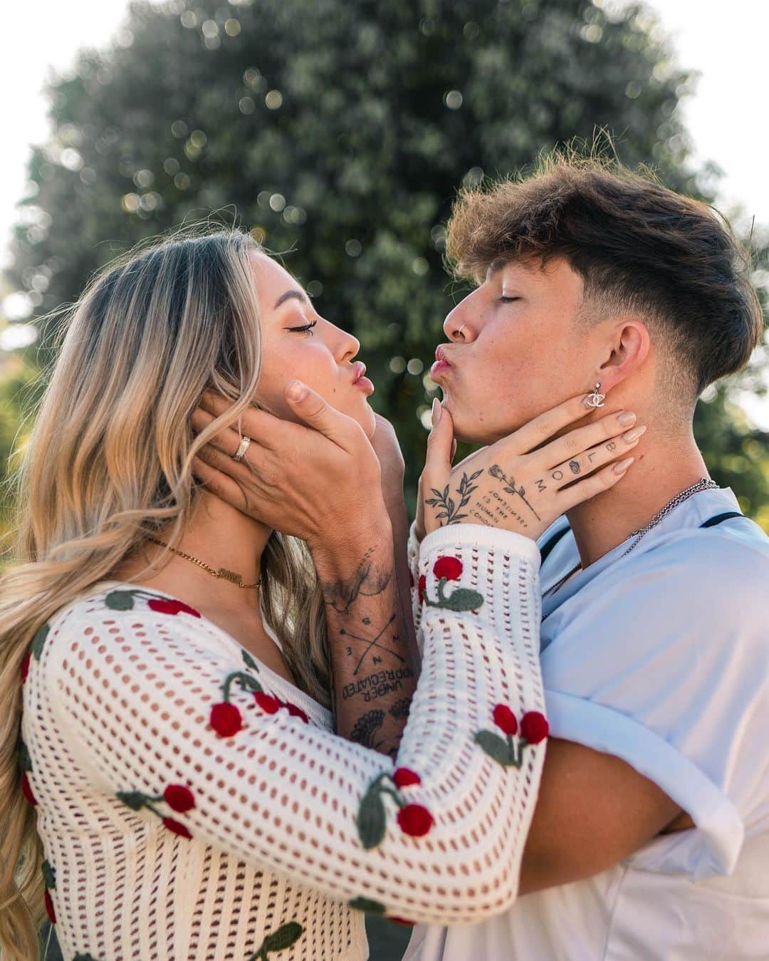 チャーリー・ジョーダンのインスタグラム：「Thankful for you.... @taylerholder ❤️ Thankful for all the people in my life who have made me who I am, including all of you. I don’t know what I did to ever be this lucky, but I think about it every single day... Top @revolve」