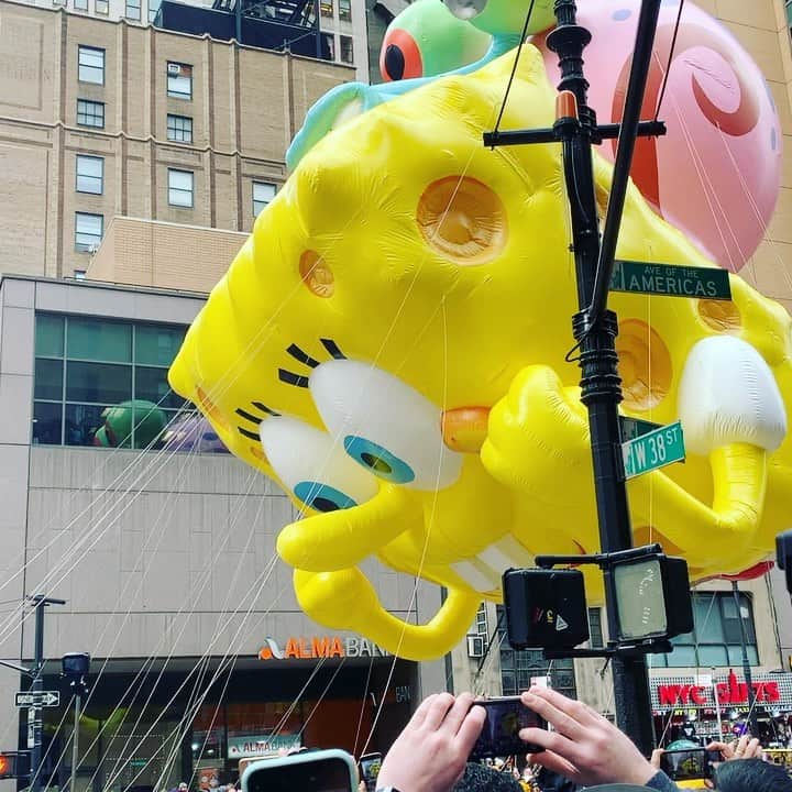 川原亜矢子のインスタグラム：「思い出のサンクスギビング Thanksgiving 2019  #parade #nyc #spongebob #peace #macys #パレード　#ニューヨーク　#スポンジボブ　#平和」