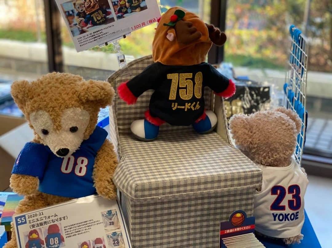 GTトレーディング株式会社さんのインスタグラム写真 - (GTトレーディング株式会社Instagram)「ししゅう屋さんはこんなことしています。 本日もFE名古屋のホームゲーム会場にて販売しています。 今日は選手がサードユニフォーム着用ということで、ししゅう屋さんオリジナルブラックミニTシャツ販売します。 ゴールドが豪華なミニTシャツ。 ぜひグッズ売場にお立ち寄りください。 #ししゅう屋さん #FE名古屋 #ミニTシャツ #Bリーグ」11月28日 15時40分 - craft_only1