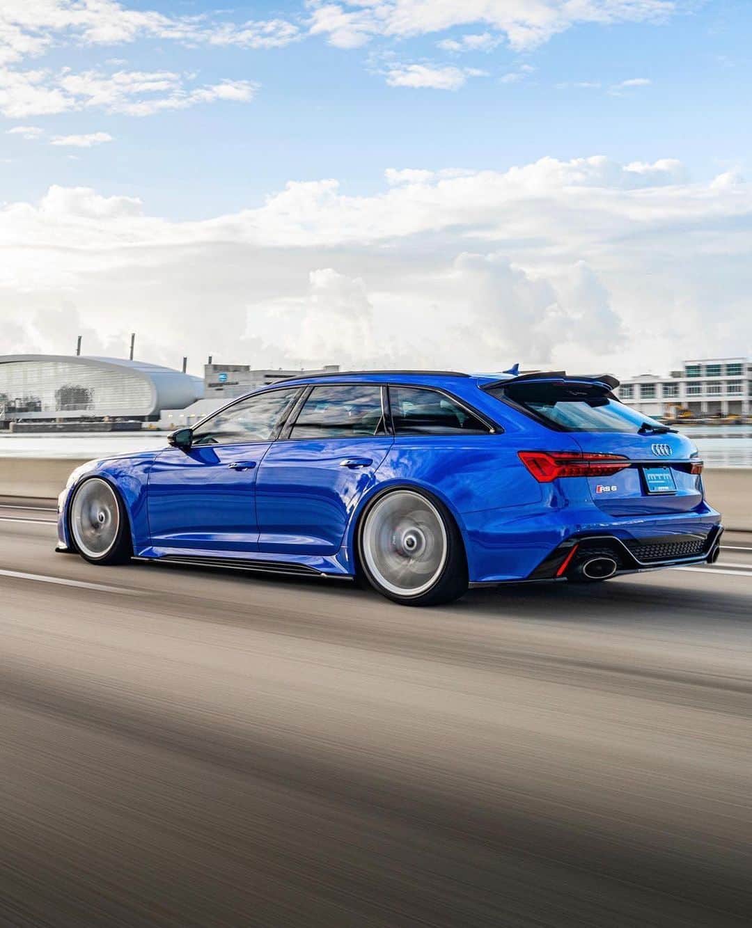 CARLiFESTYLEさんのインスタグラム写真 - (CARLiFESTYLEInstagram)「Blue Audi RS6. 👍🏽or👎🏽? Photo @kfletchphotography #carlifestyle @rswgns」11月28日 14時06分 - carlifestyle
