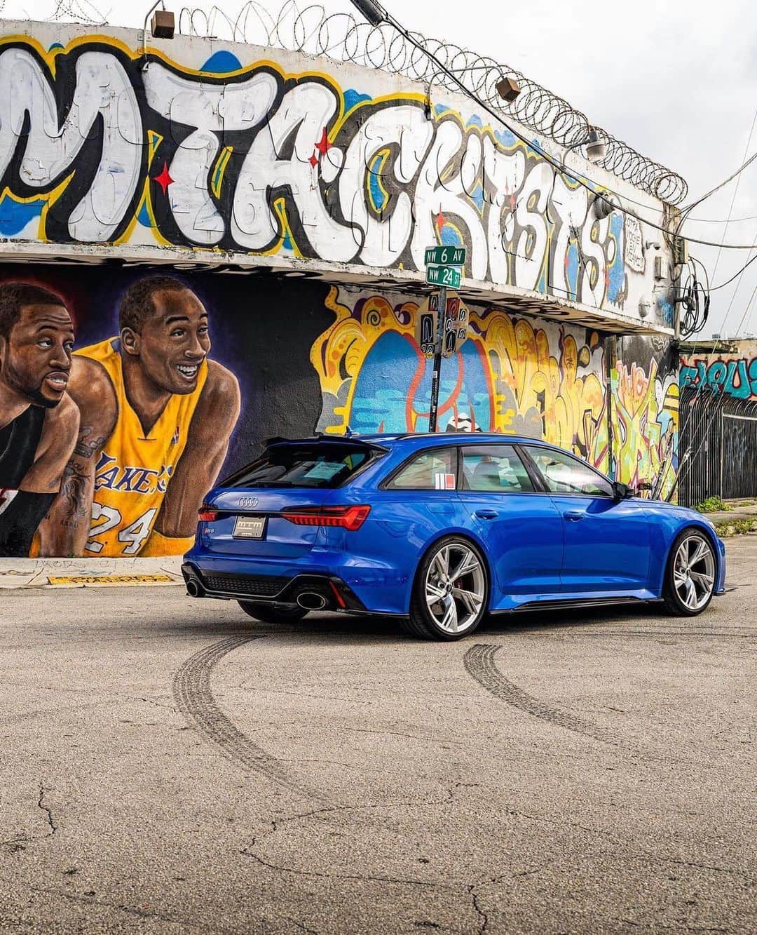 CARLiFESTYLEさんのインスタグラム写真 - (CARLiFESTYLEInstagram)「Blue Audi RS6. 👍🏽or👎🏽? Photo @kfletchphotography #carlifestyle @rswgns」11月28日 14時06分 - carlifestyle
