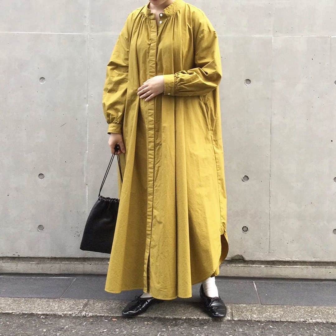 のインスタグラム：「. . // staff coordinate // . .  立ち衿がアクセントの定番の シャツワンピース。 暖かみがあるのに 新鮮なこっくりとした マスタードが新色で登場しました✨  ギャザーの入った たっぷりめのシルエット。 パリッとして軽やかな タイプライター素材で着やすく シンプルに１枚でさらりと 着ても決まります！ 寒い日はタイツを合わせたり ニットを羽織ったり中に着たり シンプルので沢山着まわしも◎！ . .  @latelierdusavon_  40タイプライター グラッドストーンカラーワンピース ¥14,800+tax . . . #latelierdusavon #アトリエドゥサボン #ワンピース#シャツワンピース#ワンピースコーデ#コーディネート#マスタードからー#シンプル#シンプルコーデ」