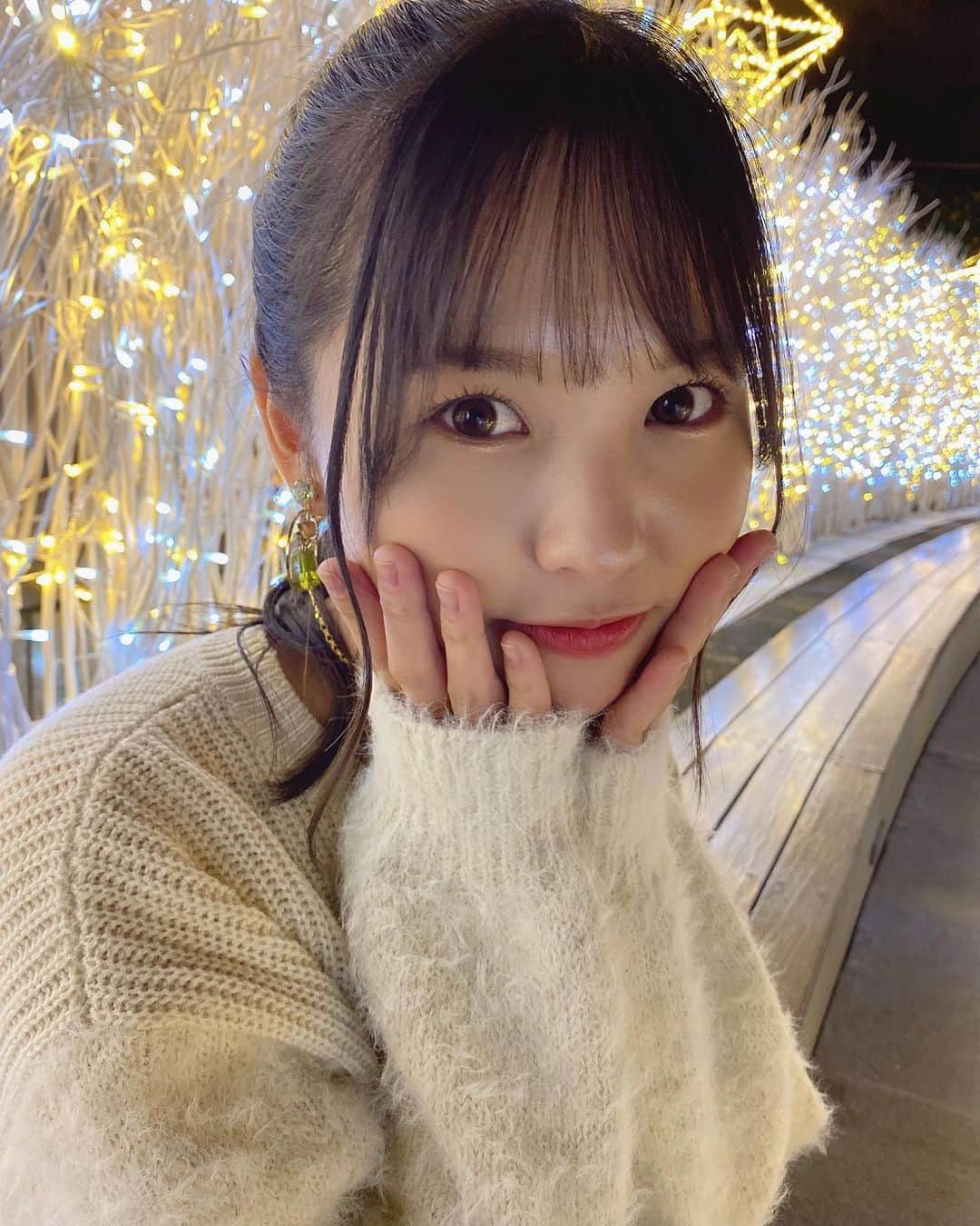 本郷柚巴のインスタグラム：「寒い日は誰かとイルミネーション🎄 行きたくなりますよね☺️❤️ ・ ・ どこを見ても綺麗で癒された〜💓 ・ ・ イルミネーションの写真撮ってると思ったのに一枚も撮ってなかった😶 めっちゃ勿体無い💦 ・ ・ イルミネーション見に行く時は寒いから必ずマフラーを身につけてね！ ・ 皆さんのおすすめのイルミネーションあればぜひ教えてください☺️ ・ ・ Photo by @_miraco  ・ ・ #xmas  #illumination  #christmastree  #ponytail」