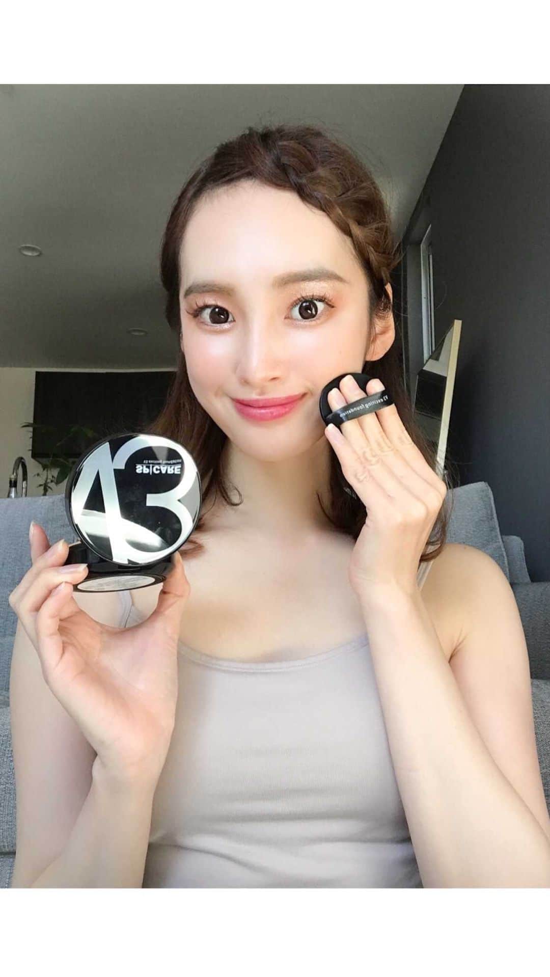 岩佐しおりのインスタグラム：「✔️💄✨ ・ 話題のv3ファンデレポ◎◎ メイク後に動画撮りました🤣 ・ ワンカラーなのに全然肌に馴染む👏 かなり薄付きでナチュラルな仕上がり❤️ そしてご覧の通りのツヤ肌✨ カバー力はどうだろう🤔 気になるところは二度塗りか コンシーラーがいいかもね❤︎ リフトアップ効果で話題だけど 正直私はあんまわかんなかったな🤣 だけど一日崩れないし ナチュラルで私は好き❤️❤️🌈 何より肌に優しいのが良いよね🥰 因みに針コスメだけど 全く痛くなかったです！(笑) しばらく続けてみます♫ ・ #v3ファンデーション #メイク #メイク動画 #美容 #美容好きな人と繋がりたい」