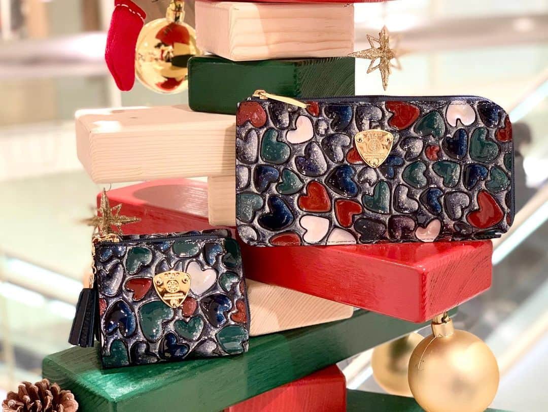 ATAO(アタオ)さんのインスタグラム写真 - (ATAO(アタオ)Instagram)「【クリスマス限定🎄ATAOの財布🎁】﻿ ﻿ 直営店舗で販売中♪﻿ ﻿ 3種類のお財布からクリスマス限定が登場しております🤶✨﻿ ﻿ アタオの名品長財布"limo(リモ)に加え、﻿ コンパクトなのにたっぷり入る三つ折り財布"ワルツ"﻿ ﻿ さらに❣️﻿ 今期新作の長財布♬﻿ 新感覚でスリムなお財布"slimo(スリモ)"👛﻿ ﻿ ﻿ ぜひ、この時期にしか出会えないお財布たちを﻿ お手に取ってご覧くださいませ🤗✨﻿ ﻿ ________________________________________﻿ ﻿ 🎁ハッピーヴィトロシリーズから3型♡﻿ ビリジアンブルーが美しい"サイレントナイト"﻿ デザイナー手書きのハートを散りばめた﻿ 可愛いだけではなくエレガントさも兼ね揃えている魅力的なデザイン✨﻿ じっと見つめていると幸運の象徴、﻿ 四つ葉のクローバーが見つかるかも🤗♡﻿ ﻿ スワイプ⇨⇨﻿ (1枚目)﻿ →limo ハッピーヴィトロ・キャトル　¥29,000+tax﻿ (2枚目)﻿ →ワルツハッピーヴィトロ・キャトル　¥24,000+tax﻿ →slimo ハッピーヴィトロ・キャトル﻿ ¥27,000+tax﻿ ﻿ ﻿ 🎁暖かみのあるボルドーカラーの"ガーネット"﻿ イタリアンレザーに撥水加工が施されたメッシュ素材。﻿ ずっと触っていたくなるほど柔らかな素材に﻿ デザイナーが惚れ込んだカラーがクリスマス限定として登場しました♡﻿ ﻿ スワイプ⇨⇨﻿ (3.4枚目)﻿ →slimoメッシュ/ガーネット﻿ ¥28,000+tax﻿ ﻿ ＝＝＝＝＝＝＝＝＝＝＝＝＝＝＝＝＝＝＝﻿ 商品の詳細は﻿ 『ATAO公式オンラインショップ』﻿ で、検索お願い致します🔎👀✨﻿ ﻿ ﻿ ✨🎄クリスマスフェア開催中🎄✨﻿ 👉30,000円(税抜)以上お買い上げのお客様に先着でオリジナルノベルティをプレゼント﻿ ﻿ ※ノベルティは無くなり次第終了致します﻿ ※ノベルティのお渡しはお一人様一個限りとさせていただきます﻿ ※ポイント等をご利用の場合、 お値引き後の金額30,000円(税抜)以上が対象です﻿ ※オンラインショップでは実施しておりませんのでご了承くださいませ﻿ ﻿ #ハッピー﻿ #四つ葉のクローバー﻿ #スマートウォレット﻿ #クリスマス限定﻿ #フェア﻿ #ガーネット」11月28日 14時09分 - atao.kobe