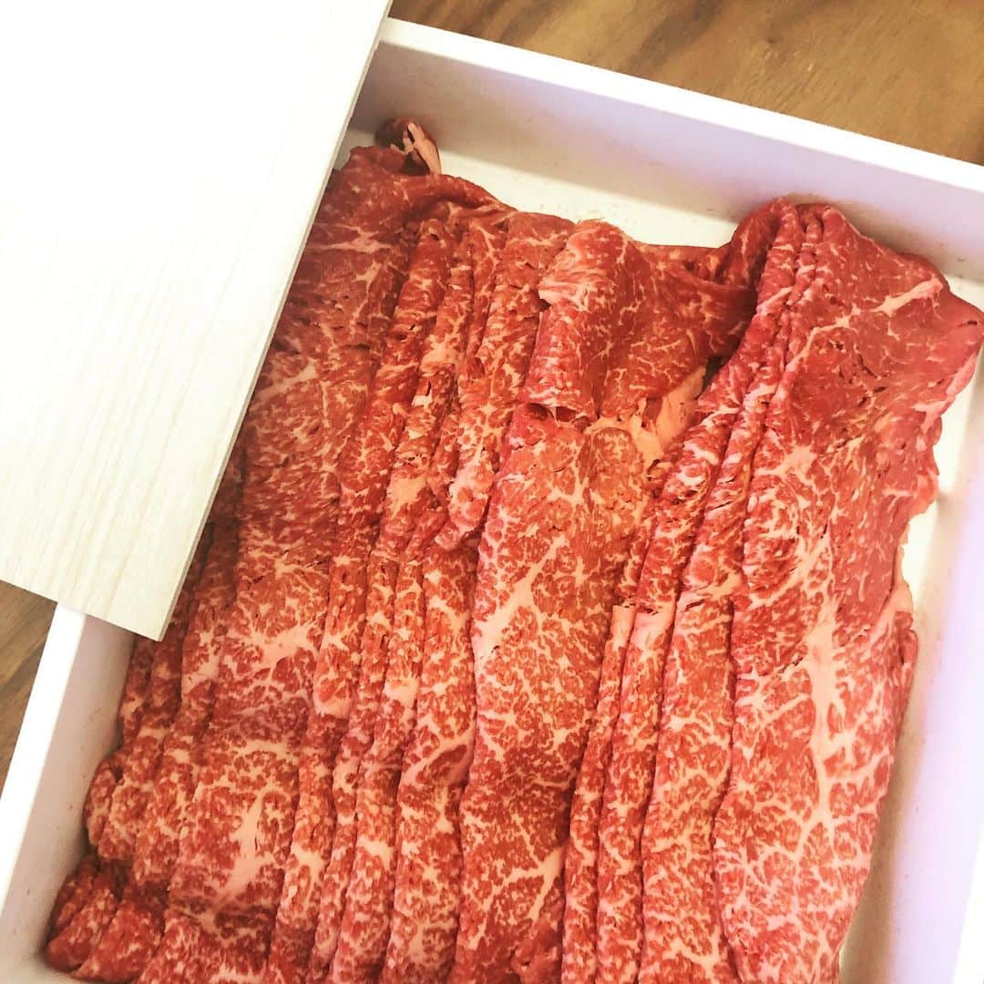 CHIHARUさんのインスタグラム写真 - (CHIHARUInstagram)「うわぁー、素晴らしいお肉が届きました‼️😆 ありがとうございます。  しゃぶしゃぶのお肉♥️  #松坂牛 #しゃぶしゃぶ肉 #柿安 #CHIHARU #ヘアメイクCHIHARU #贅沢　だけど、 #このお肉で #牛肉バターライス　を作ろう〜」11月28日 14時11分 - shoyabuki0426