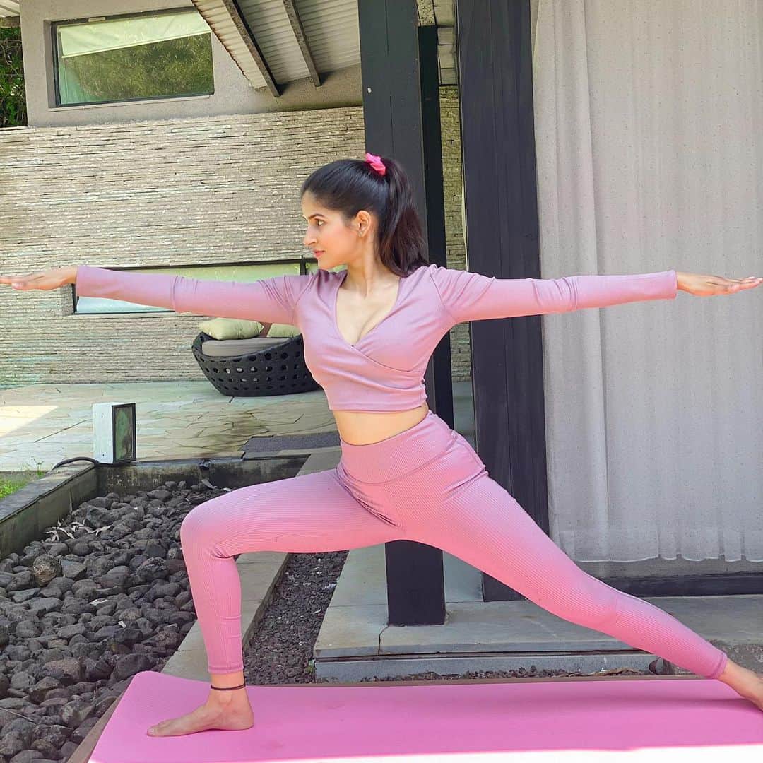 Sakshi Malikさんのインスタグラム写真 - (Sakshi MalikInstagram)「And the yoga video is OUT. It makes you feel soo good that all of you must definitely give it a try! If you have never done yoga in your life, just try this 10 minute yoga flow for 7 continuous days and feel the magic within ✨🧘‍♀️ Visit my Youtube channel (Link in Bio) & don’t forget to subscribe ✅」11月28日 14時22分 - sakshimalikk