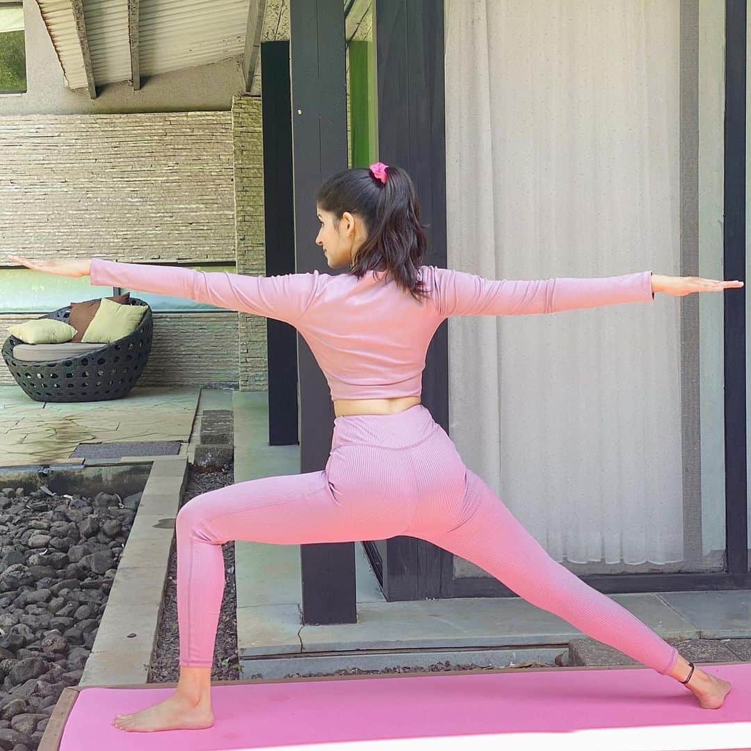 Sakshi Malikさんのインスタグラム写真 - (Sakshi MalikInstagram)「And the yoga video is OUT. It makes you feel soo good that all of you must definitely give it a try! If you have never done yoga in your life, just try this 10 minute yoga flow for 7 continuous days and feel the magic within ✨🧘‍♀️ Visit my Youtube channel (Link in Bio) & don’t forget to subscribe ✅」11月28日 14時22分 - sakshimalikk