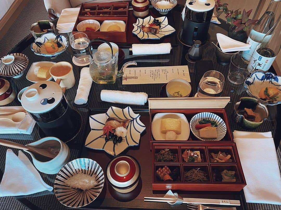 翁安芸さんのインスタグラム写真 - (翁安芸Instagram)「In room Breakfast🍚🍂🍁 事前に予約していたお部屋でいただく京大和の朝食。最初に少しご飯をよそっておいてくれる心遣いがすてき☺️ 朝からもりもりいただきました🤲🏻✨ #kyoto #breakfast #parkhyattkyoto」11月28日 14時16分 - akinyc