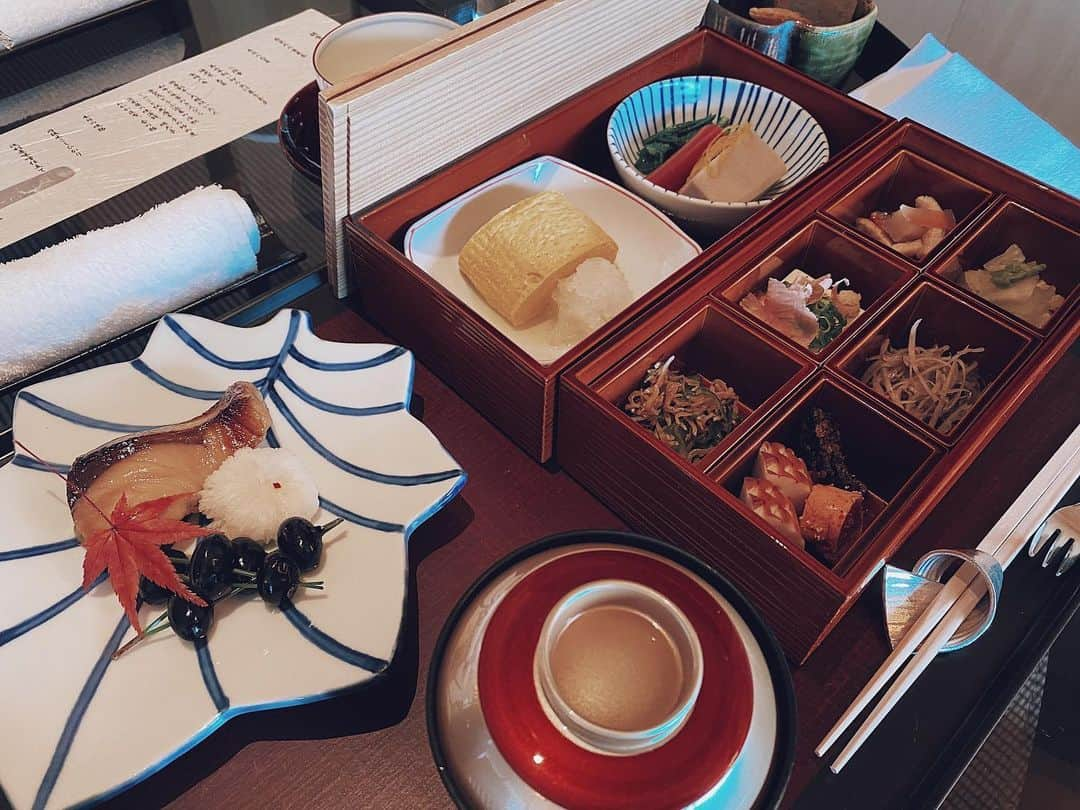 翁安芸さんのインスタグラム写真 - (翁安芸Instagram)「In room Breakfast🍚🍂🍁 事前に予約していたお部屋でいただく京大和の朝食。最初に少しご飯をよそっておいてくれる心遣いがすてき☺️ 朝からもりもりいただきました🤲🏻✨ #kyoto #breakfast #parkhyattkyoto」11月28日 14時16分 - akinyc