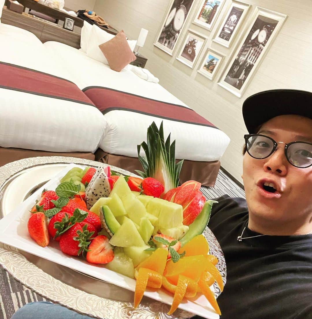 HIKAKINのインスタグラム：「お仕事で泊まったホテルのフルーツ盛りが超美味しかった🤣🍓🍈🍍🍊🍎 一瞬で全部食べ尽くしました（笑）  #theparkfronthotel #パークフロントホテル」
