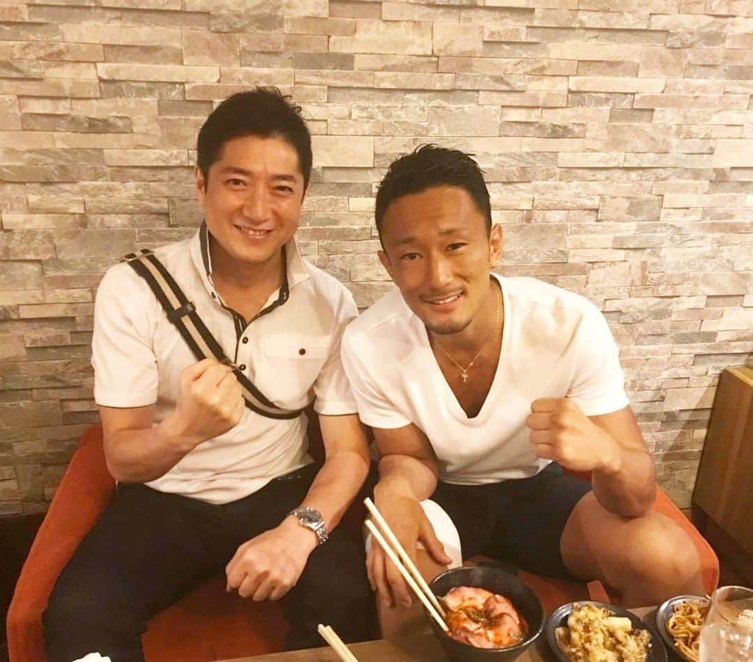 梅野源治のインスタグラム：「https://iwama20.com/opt_main/  僕が10年以上お世話になっている、鍼灸整骨院ホスピスト院長の岩間良充先生が、治療法のDVDを出版されることになりました😌💪  現在、そのDVDの無料体験版が12月3日(木)までの期間限定で公開中です📺  実際10年に渡って専属トレーナーをお願いし、世界チャンピオンになったときにも支えていただき、僕にとって大切な先生です🙏  先日も試合前のメンテナンスに行ってきましたが、やはり体がとても楽になりますし、改めて皆さんに知ってもらいたい治療法だと思いました💯  僕は治療法の難しさなどは分かりませんが、普段治療をしていない方でも、ご家族のケアやご自身のケアに使えるそうですので、ぜひ皆さんも一度チェックしてみてください♪  今までに本も7冊以上出版されていて、トップアスリートから、現役医師、区長、証券会社社長、一流振付師など、あらゆる業界のトップも通っているし、本当にすごいですよ〜💯」