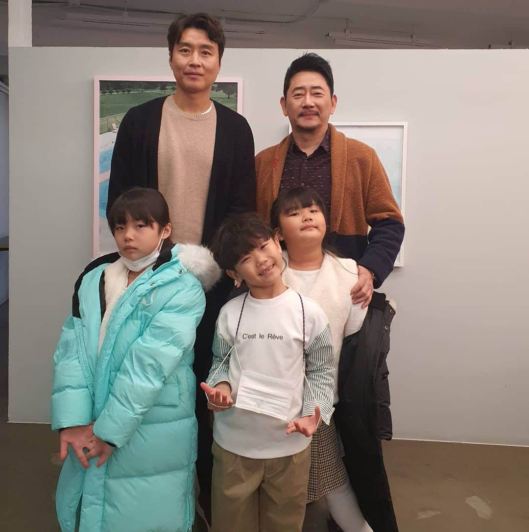 イ・ドングクのインスタグラム：「줄을서시오~📺 연기의 신 전광렬 선생님에게 1일 연기배워 봤습니다😄😄 #허준 #시청률64% #연기의신 #제빵왕김탁구 #청춘의덫」