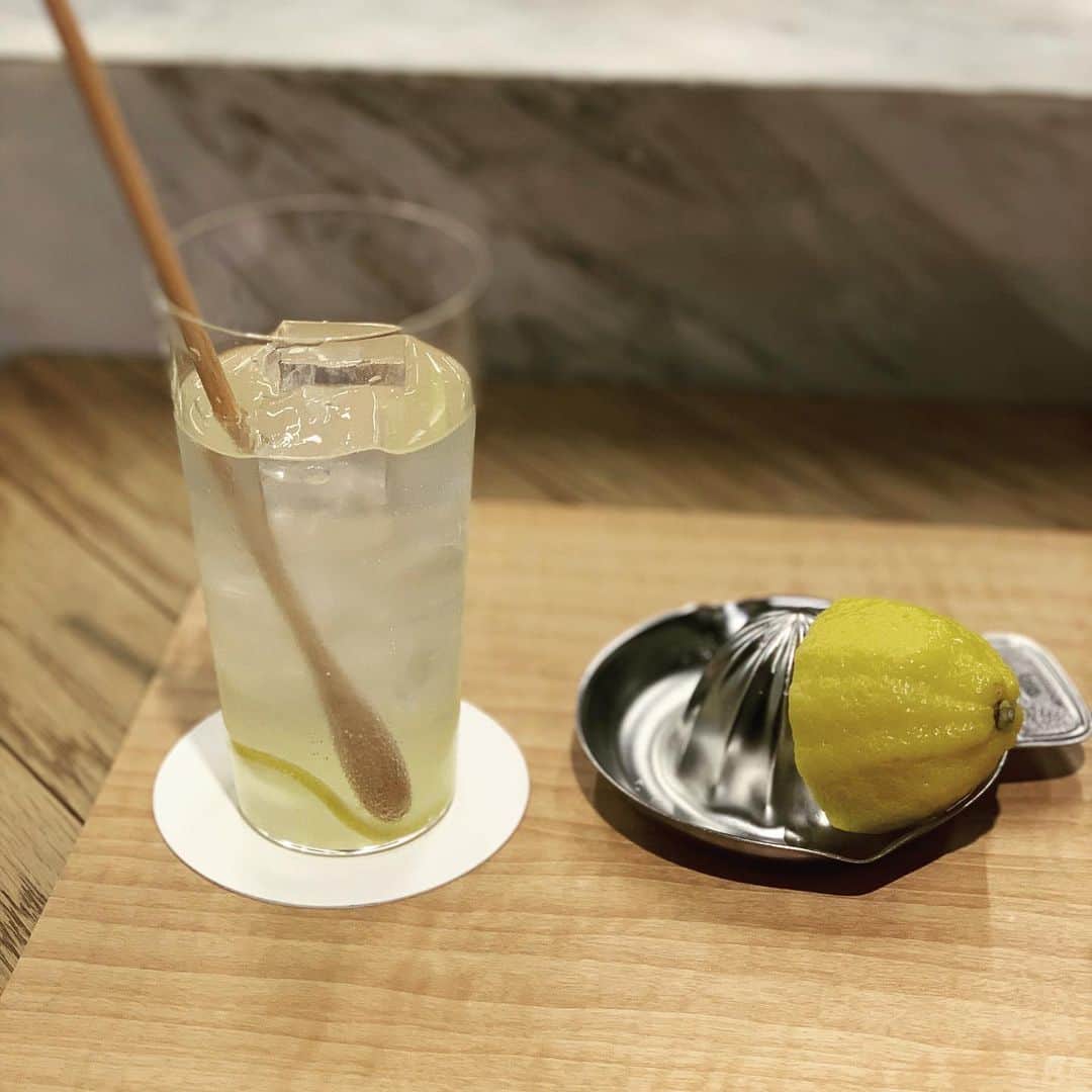 のインスタグラム：「檸檬サワー　  じっくり漬け込んでます。  酸味が欲しい方は、生搾りでどうぞ。  ずっと飲めます。  #御園座ドライビルヂング」