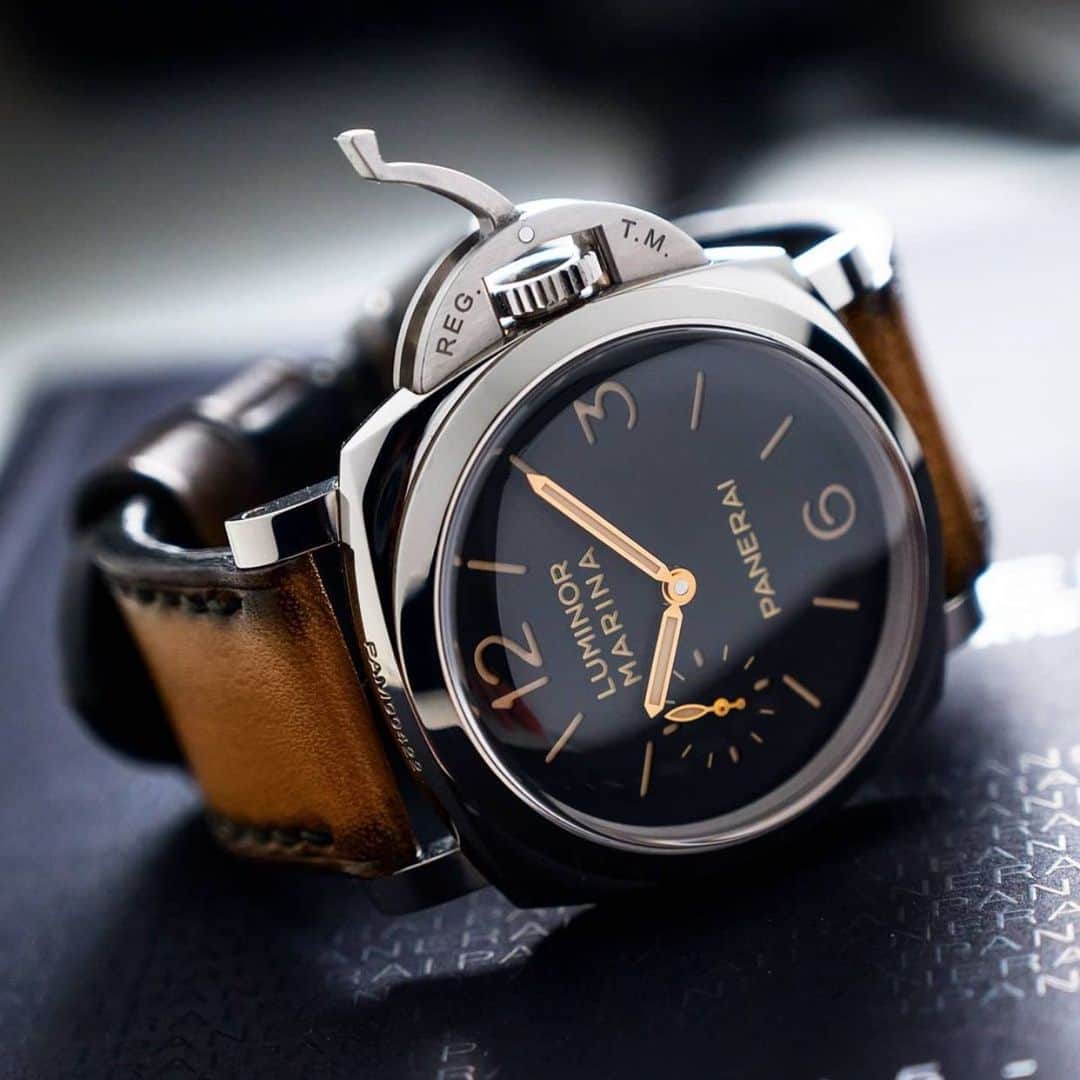 パネライのインスタグラム：「I personally think this is one of the best modern  #Panerai pieces made. The #PAM422 47mm Luminor Marina.  While a lot of people@love the 372, I’m a bit more partial to a sub second hand because I like something moving on the dial as weird as that might be.   What do you guys think? Pic by @watchestolove #paneraicentral」
