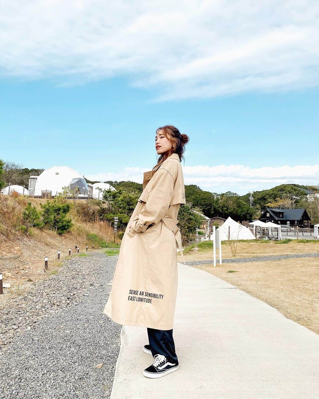 藤森マリナさんのインスタグラム写真 - (藤森マリナInstagram)「トレンチコート🧡 トレンチって どんなジャンルの服装でも 合わせられるから便利よな🥰🙌🏻 * * 長いからわりとあったかいし◎ ちなみにまりなは166cmです🧚🏻‍♀️ ▶︎ @rogerandraw  ここのだよ✨ グランピングのレポは もう少し待ってな🥺？ * * * #まりなはんコーデ#今日のコーデ#コーディネート#rogerandraw#トレンチコート#トレンチコートコーデ#vansoldskool#vansスニーカー#スニーカーコーデ#ハーフアップお団子#賢島#グランドーム伊勢賢島」11月28日 14時26分 - maaarina0806