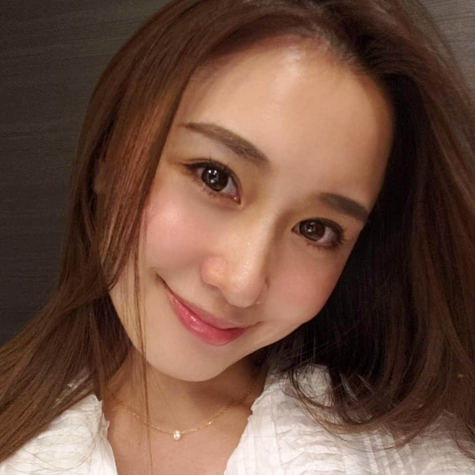 向山志穂のインスタグラム：「お友達の影響を受けて目指せNo ファンデ💕  定期的に会ってるお友達の肌がビックリするくらい綺麗になっていたのとNoファンデで聞いて😲  同じメニュー@met_beauty_clinic さんで施術してきました。  ▪️ピコトーニングというレーザーと▪️エレクトロポレーションでお肌のクールダウンをしていただきました✴  一回では効果は目に見えては感じられないとおっしゃっていましたが、私は次の日からワントーン上がった気がします😍💞  回数を重ねる毎に綺麗になっていくそうです❤  １ヶ月に一度目安で頑張りたいメンテナンスです😻」