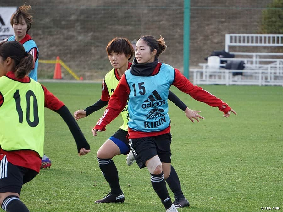 日本サッカー協会さんのインスタグラム写真 - (日本サッカー協会Instagram)「【2020.11.27 Training Photo②📸】#なでしこジャパン トレーニングマッチを経てチームコンセプトの浸透が加速  6対6のゴール前の攻防に続いて行われたトレーニングは、ピッチ内にコーンで作ったゲートを4箇所配置し、そこをボールあるいは選手が通過することでゴールを狙える、言わば攻撃のスイッチとなるルールを設けた7対7のメニューが行われました。ルールが複雑化する中でも集中を切らさず、トレーニングの意図を理解して狙いを持ってプレーするために、コーチ陣も途中プレーを止めて身振り手振りで、ときには実際にプレーして見せてチームコンセプトの浸透を図ります。  攻守に積極性を増す中で、課題でもあるミドルレンジのシュートも増えていき、攻撃のオプションを確実に積み上げた一日となりました。  なでしこジャパンのトレーニングキャンプは29日まで行われます。  ✅チームに密着した映像 #TeamCam は公式YouTubeチャンネル #JFATV で配信中📹  #jfa #daihyo #nadeshiko #Jヴィレッジ」11月28日 14時39分 - japanfootballassociation