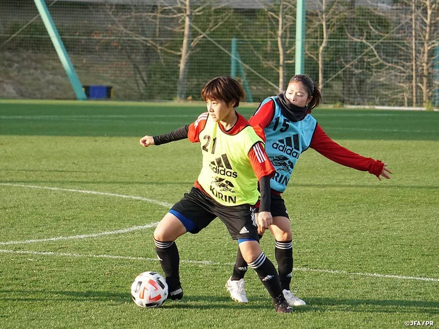 日本サッカー協会さんのインスタグラム写真 - (日本サッカー協会Instagram)「【2020.11.27 Training Photo②📸】#なでしこジャパン トレーニングマッチを経てチームコンセプトの浸透が加速  6対6のゴール前の攻防に続いて行われたトレーニングは、ピッチ内にコーンで作ったゲートを4箇所配置し、そこをボールあるいは選手が通過することでゴールを狙える、言わば攻撃のスイッチとなるルールを設けた7対7のメニューが行われました。ルールが複雑化する中でも集中を切らさず、トレーニングの意図を理解して狙いを持ってプレーするために、コーチ陣も途中プレーを止めて身振り手振りで、ときには実際にプレーして見せてチームコンセプトの浸透を図ります。  攻守に積極性を増す中で、課題でもあるミドルレンジのシュートも増えていき、攻撃のオプションを確実に積み上げた一日となりました。  なでしこジャパンのトレーニングキャンプは29日まで行われます。  ✅チームに密着した映像 #TeamCam は公式YouTubeチャンネル #JFATV で配信中📹  #jfa #daihyo #nadeshiko #Jヴィレッジ」11月28日 14時39分 - japanfootballassociation