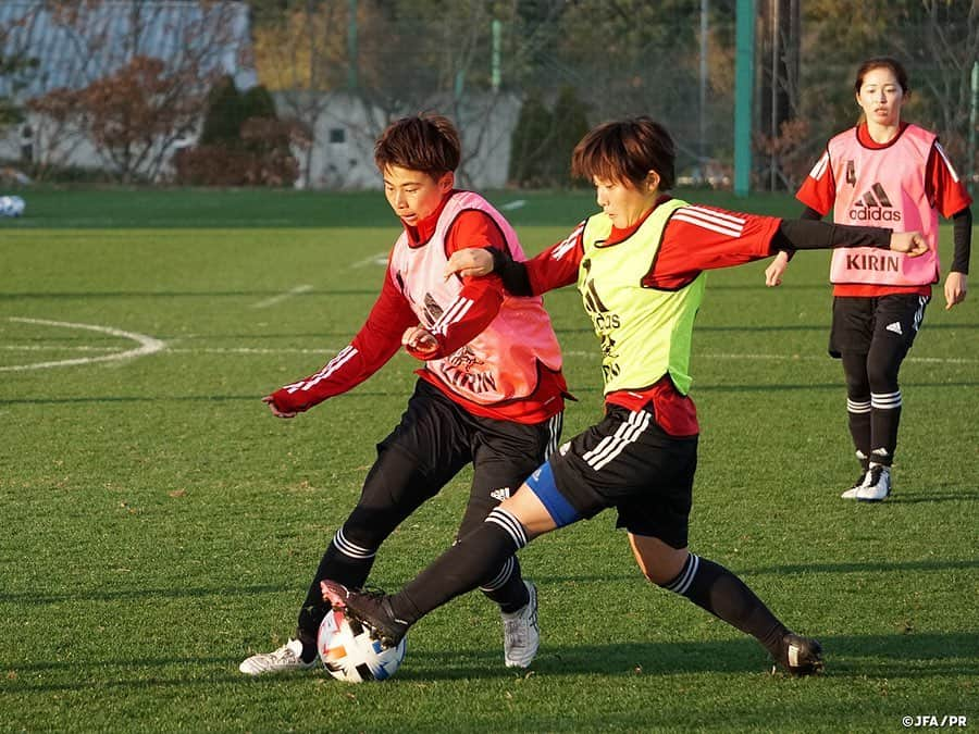 日本サッカー協会さんのインスタグラム写真 - (日本サッカー協会Instagram)「【2020.11.27 Training Photo②📸】#なでしこジャパン トレーニングマッチを経てチームコンセプトの浸透が加速  6対6のゴール前の攻防に続いて行われたトレーニングは、ピッチ内にコーンで作ったゲートを4箇所配置し、そこをボールあるいは選手が通過することでゴールを狙える、言わば攻撃のスイッチとなるルールを設けた7対7のメニューが行われました。ルールが複雑化する中でも集中を切らさず、トレーニングの意図を理解して狙いを持ってプレーするために、コーチ陣も途中プレーを止めて身振り手振りで、ときには実際にプレーして見せてチームコンセプトの浸透を図ります。  攻守に積極性を増す中で、課題でもあるミドルレンジのシュートも増えていき、攻撃のオプションを確実に積み上げた一日となりました。  なでしこジャパンのトレーニングキャンプは29日まで行われます。  ✅チームに密着した映像 #TeamCam は公式YouTubeチャンネル #JFATV で配信中📹  #jfa #daihyo #nadeshiko #Jヴィレッジ」11月28日 14時39分 - japanfootballassociation