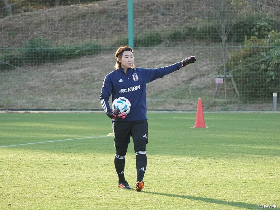 日本サッカー協会さんのインスタグラム写真 - (日本サッカー協会Instagram)「【2020.11.27 Training Photo②📸】#なでしこジャパン トレーニングマッチを経てチームコンセプトの浸透が加速  6対6のゴール前の攻防に続いて行われたトレーニングは、ピッチ内にコーンで作ったゲートを4箇所配置し、そこをボールあるいは選手が通過することでゴールを狙える、言わば攻撃のスイッチとなるルールを設けた7対7のメニューが行われました。ルールが複雑化する中でも集中を切らさず、トレーニングの意図を理解して狙いを持ってプレーするために、コーチ陣も途中プレーを止めて身振り手振りで、ときには実際にプレーして見せてチームコンセプトの浸透を図ります。  攻守に積極性を増す中で、課題でもあるミドルレンジのシュートも増えていき、攻撃のオプションを確実に積み上げた一日となりました。  なでしこジャパンのトレーニングキャンプは29日まで行われます。  ✅チームに密着した映像 #TeamCam は公式YouTubeチャンネル #JFATV で配信中📹  #jfa #daihyo #nadeshiko #Jヴィレッジ」11月28日 14時39分 - japanfootballassociation